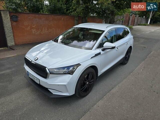 Белый Шкода Enyaq iV, объемом двигателя 0 л и пробегом 50 тыс. км за 25500 $, фото 4 на Automoto.ua