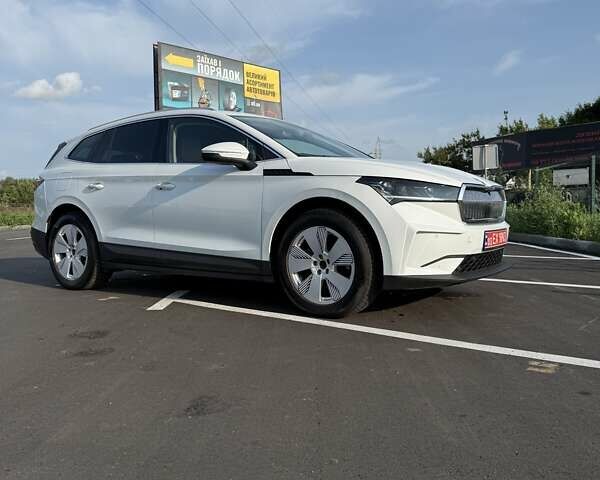 Белый Шкода Enyaq iV, объемом двигателя 0 л и пробегом 37 тыс. км за 25600 $, фото 7 на Automoto.ua
