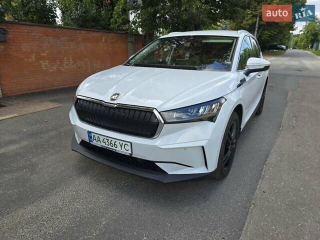 Белый Шкода Enyaq iV, объемом двигателя 0 л и пробегом 50 тыс. км за 25500 $, фото 9 на Automoto.ua