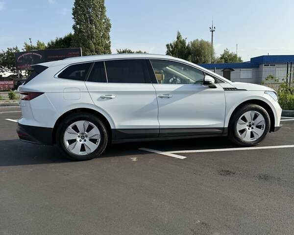 Белый Шкода Enyaq iV, объемом двигателя 0 л и пробегом 37 тыс. км за 25600 $, фото 6 на Automoto.ua