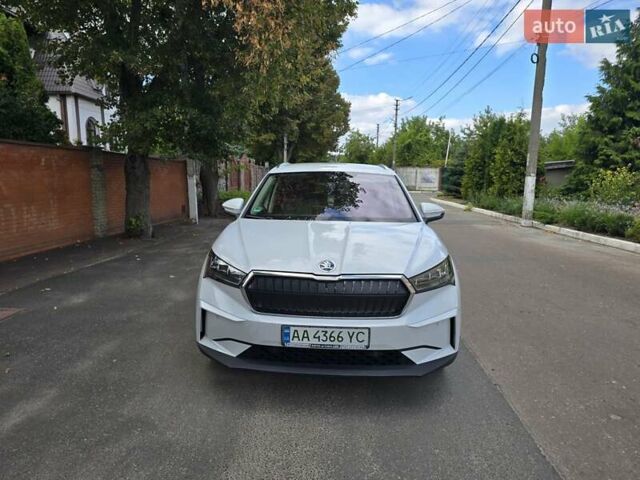 Белый Шкода Enyaq iV, объемом двигателя 0 л и пробегом 50 тыс. км за 25500 $, фото 1 на Automoto.ua