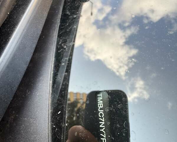 Белый Шкода Enyaq iV, объемом двигателя 0 л и пробегом 37 тыс. км за 25600 $, фото 1 на Automoto.ua