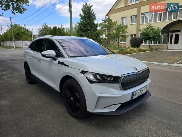 Белый Шкода Enyaq iV, объемом двигателя 0 л и пробегом 50 тыс. км за 25500 $, фото 2 на Automoto.ua