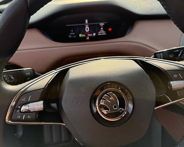 Белый Шкода Enyaq iV, объемом двигателя 0 л и пробегом 37 тыс. км за 25600 $, фото 11 на Automoto.ua