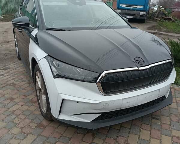 Черный Шкода Enyaq iV, объемом двигателя 0 л и пробегом 214 тыс. км за 16000 $, фото 1 на Automoto.ua