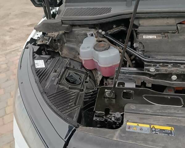 Черный Шкода Enyaq iV, объемом двигателя 0 л и пробегом 214 тыс. км за 16000 $, фото 20 на Automoto.ua