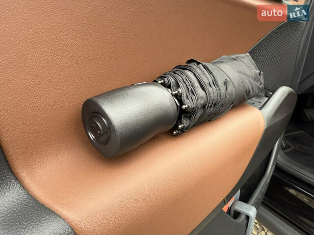 Черный Шкода Enyaq iV, объемом двигателя 0 л и пробегом 111 тыс. км за 28400 $, фото 35 на Automoto.ua