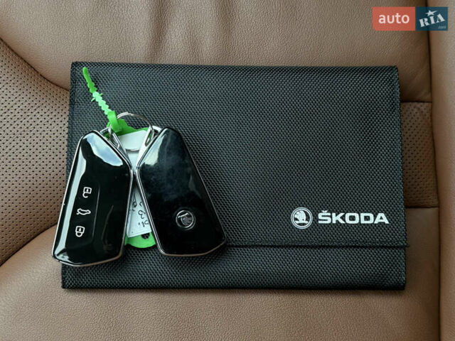 Черный Шкода Enyaq iV, объемом двигателя 0 л и пробегом 111 тыс. км за 28400 $, фото 117 на Automoto.ua