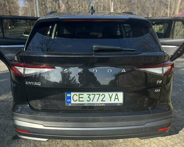 Черный Шкода Enyaq iV, объемом двигателя 0 л и пробегом 60 тыс. км за 27145 $, фото 4 на Automoto.ua
