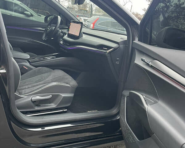 Черный Шкода Enyaq iV, объемом двигателя 0 л и пробегом 28 тыс. км за 38900 $, фото 7 на Automoto.ua