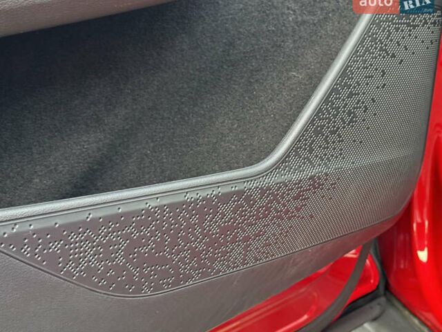 Красный Шкода Enyaq iV, объемом двигателя 0 л и пробегом 35 тыс. км за 23995 $, фото 43 на Automoto.ua