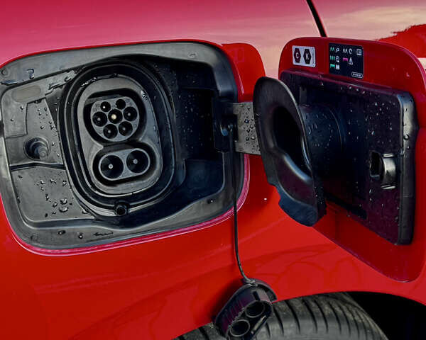 Красный Шкода Enyaq iV, объемом двигателя 0 л и пробегом 35 тыс. км за 23995 $, фото 21 на Automoto.ua