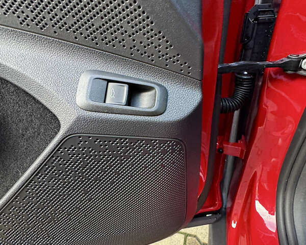 Красный Шкода Enyaq iV, объемом двигателя 0 л и пробегом 35 тыс. км за 23995 $, фото 47 на Automoto.ua