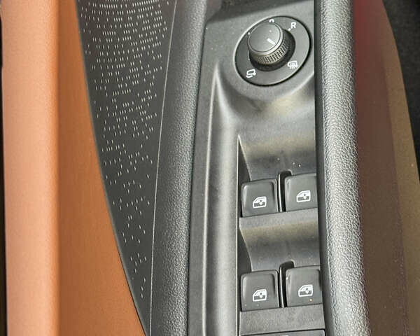 Красный Шкода Enyaq iV, объемом двигателя 0 л и пробегом 35 тыс. км за 23995 $, фото 42 на Automoto.ua