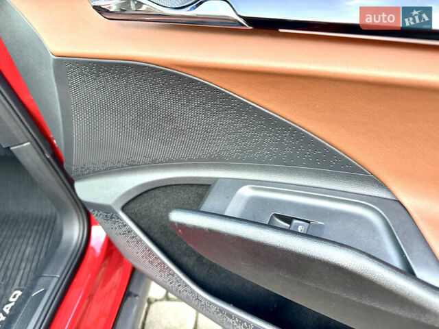 Красный Шкода Enyaq iV, объемом двигателя 0 л и пробегом 35 тыс. км за 23995 $, фото 108 на Automoto.ua