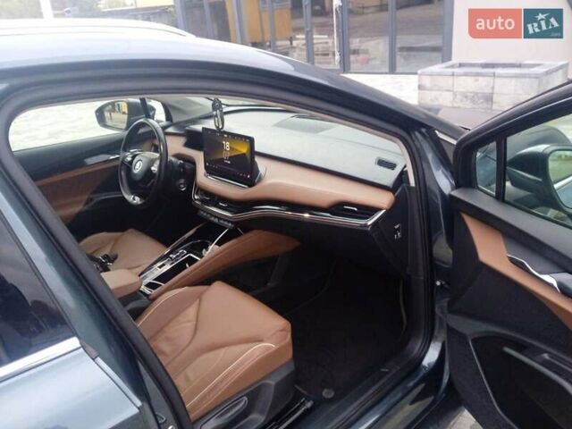 Серый Шкода Enyaq iV, объемом двигателя 0 л и пробегом 130 тыс. км за 27600 $, фото 3 на Automoto.ua