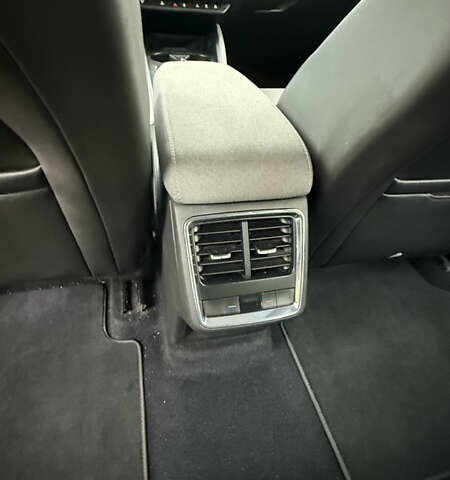 Зеленый Шкода Enyaq iV, объемом двигателя 0 л и пробегом 99 тыс. км за 19800 $, фото 13 на Automoto.ua