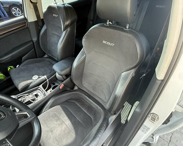 Белый Шкода Kodiaq Scout, объемом двигателя 1.98 л и пробегом 129 тыс. км за 22500 $, фото 13 на Automoto.ua