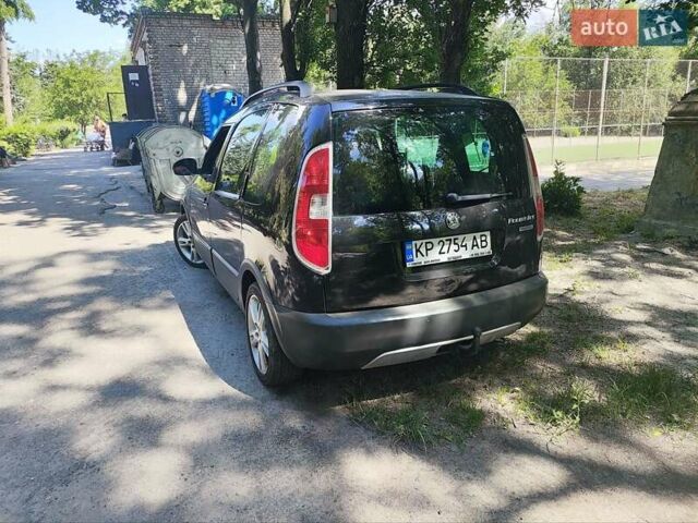 Черный Шкода Roomster Scout, объемом двигателя 1.6 л и пробегом 280 тыс. км за 5999 $, фото 3 на Automoto.ua