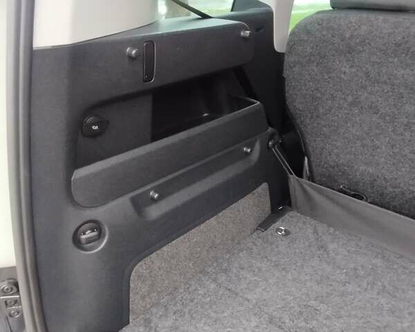 Черный Шкода Roomster Scout, объемом двигателя 1.6 л и пробегом 196 тыс. км за 5950 $, фото 11 на Automoto.ua