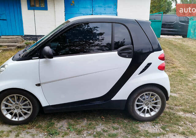 Білий Смарт Fortwo, об'ємом двигуна 1 л та пробігом 132 тис. км за 5600 $, фото 4 на Automoto.ua