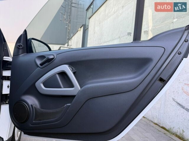 Білий Смарт Fortwo, об'ємом двигуна 1 л та пробігом 130 тис. км за 5399 $, фото 16 на Automoto.ua