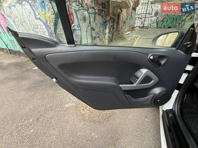 Білий Смарт Fortwo, об'ємом двигуна 1 л та пробігом 110 тис. км за 4999 $, фото 51 на Automoto.ua