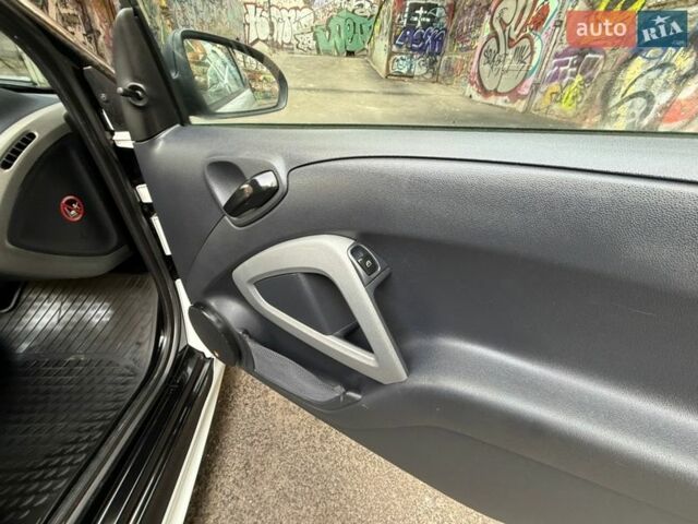 Білий Смарт Fortwo, об'ємом двигуна 1 л та пробігом 110 тис. км за 4999 $, фото 46 на Automoto.ua