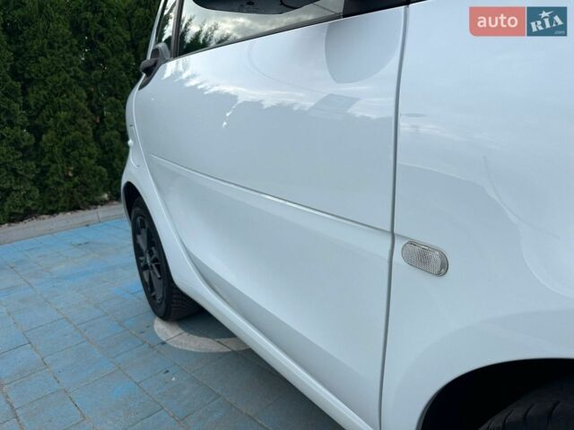 Білий Смарт Fortwo, об'ємом двигуна 1 л та пробігом 133 тис. км за 8250 $, фото 41 на Automoto.ua