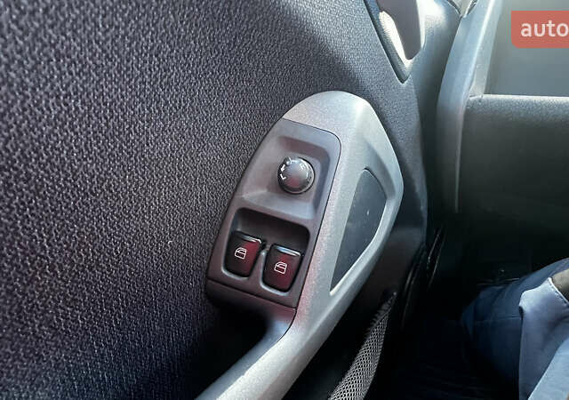 Білий Смарт Fortwo, об'ємом двигуна 0 л та пробігом 56 тис. км за 5500 $, фото 5 на Automoto.ua