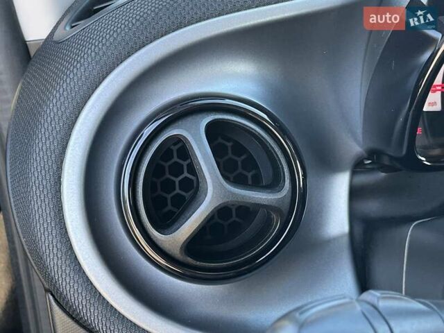 Білий Смарт Fortwo, об'ємом двигуна 0 л та пробігом 42 тис. км за 7499 $, фото 22 на Automoto.ua