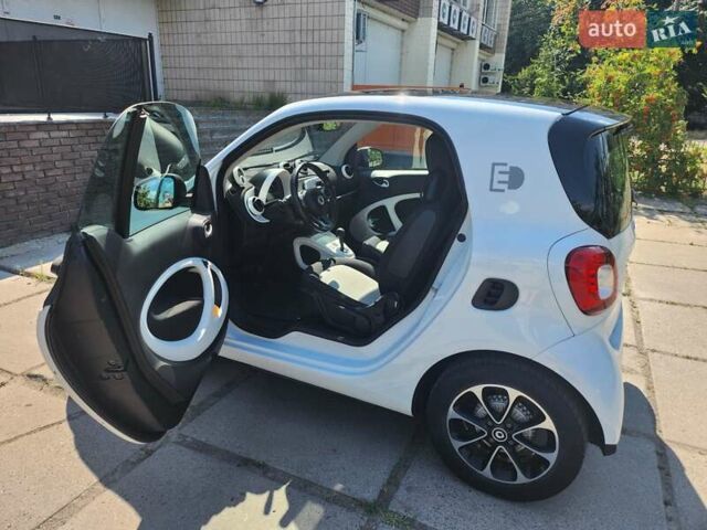Білий Смарт Fortwo, об'ємом двигуна 0 л та пробігом 58 тис. км за 8700 $, фото 5 на Automoto.ua