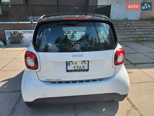 Білий Смарт Fortwo, об'ємом двигуна 0 л та пробігом 58 тис. км за 8700 $, фото 3 на Automoto.ua