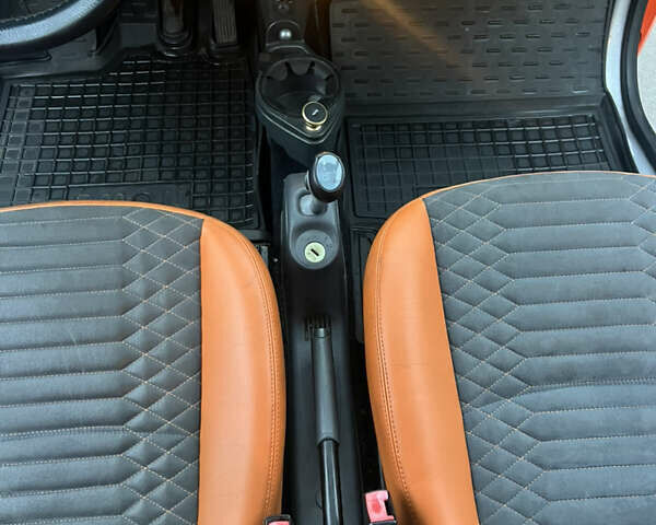 Сірий Смарт Fortwo, об'ємом двигуна 0.7 л та пробігом 168 тис. км за 3400 $, фото 13 на Automoto.ua