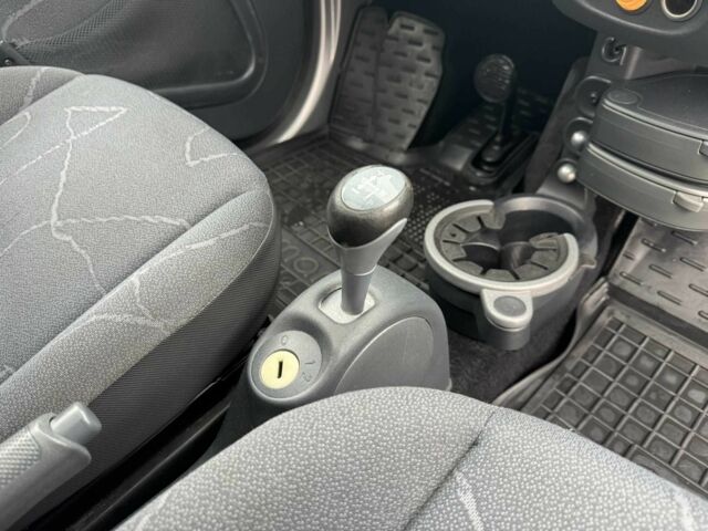 Сірий Смарт Fortwo, об'ємом двигуна 0.7 л та пробігом 176 тис. км за 4000 $, фото 17 на Automoto.ua