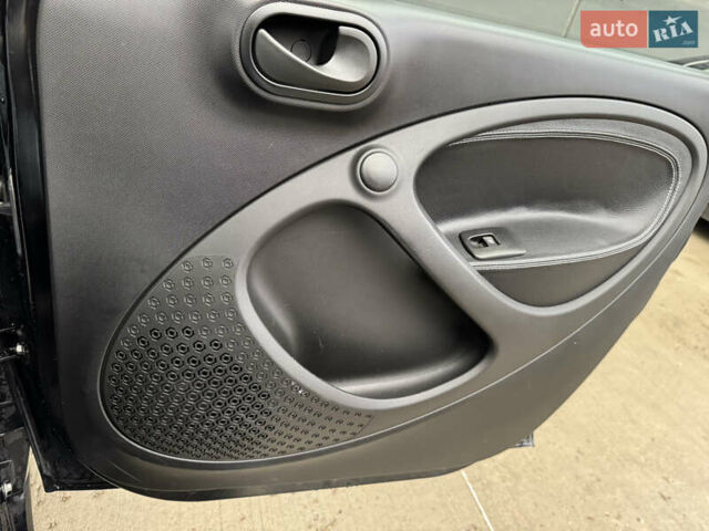 Черный Смарт EQ Forfour, объемом двигателя 0 л и пробегом 49 тыс. км за 9100 $, фото 39 на Automoto.ua
