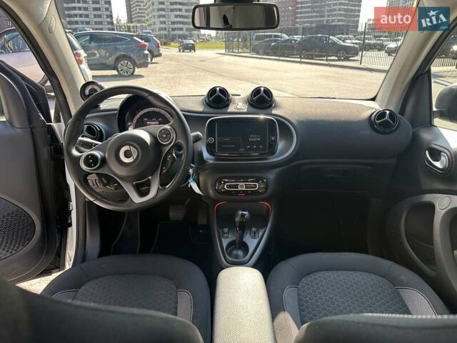 Белый Смарт EQ Fortwo, объемом двигателя 0 л и пробегом 28 тыс. км за 13875 $, фото 25 на Automoto.ua