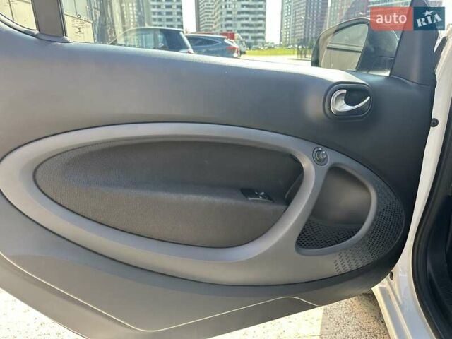 Белый Смарт EQ Fortwo, объемом двигателя 0 л и пробегом 28 тыс. км за 13875 $, фото 10 на Automoto.ua