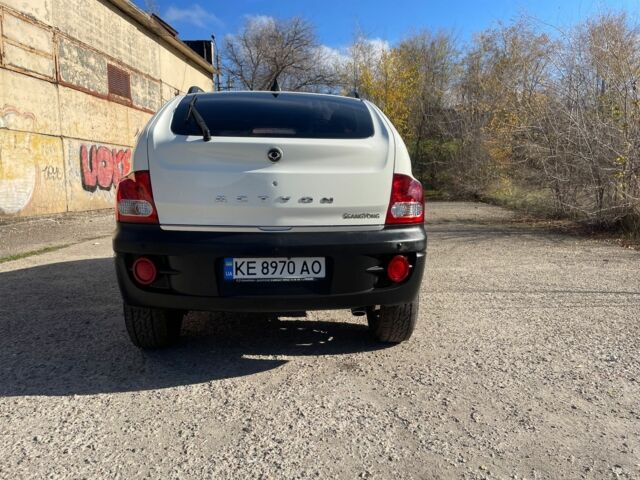 Белый Cанг Йонг Актион, объемом двигателя 2.3 л и пробегом 170 тыс. км за 6000 $, фото 3 на Automoto.ua