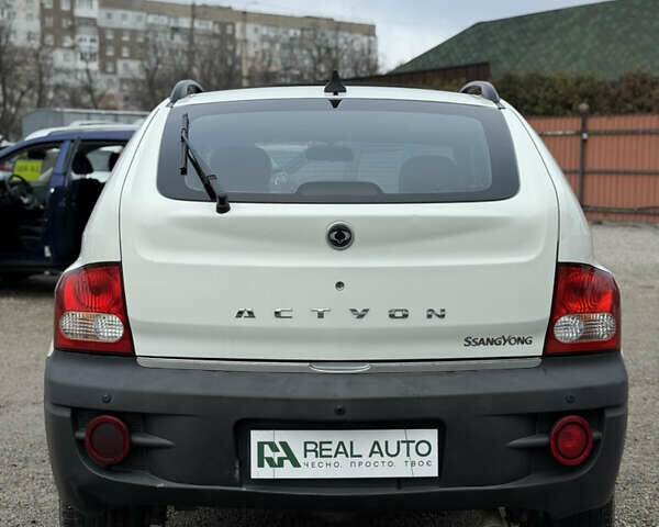 Белый Cанг Йонг Актион, объемом двигателя 2 л и пробегом 202 тыс. км за 6600 $, фото 2 на Automoto.ua