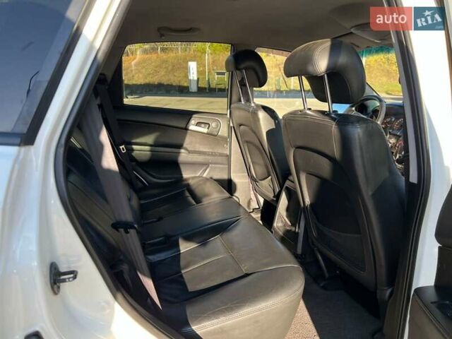 Белый Cанг Йонг Актион, объемом двигателя 2 л и пробегом 230 тыс. км за 6500 $, фото 16 на Automoto.ua