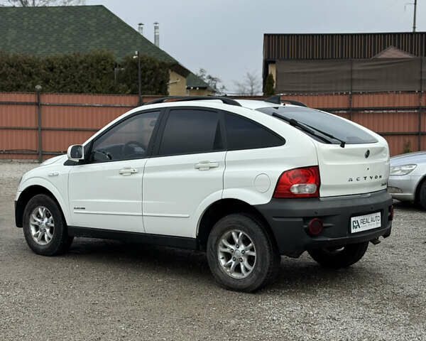 Белый Cанг Йонг Актион, объемом двигателя 2 л и пробегом 202 тыс. км за 6600 $, фото 1 на Automoto.ua