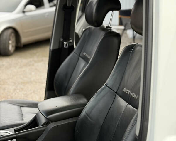 Белый Cанг Йонг Актион, объемом двигателя 2 л и пробегом 202 тыс. км за 6600 $, фото 15 на Automoto.ua