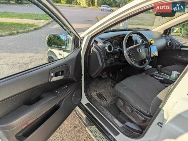 Белый Cанг Йонг Актион, объемом двигателя 2.3 л и пробегом 85 тыс. км за 8000 $, фото 3 на Automoto.ua