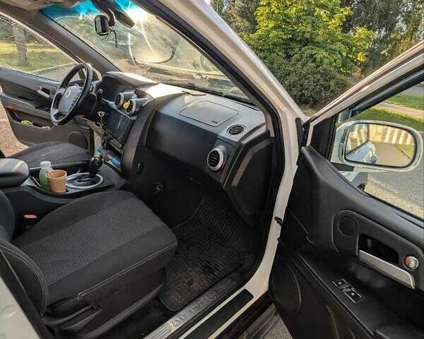 Белый Cанг Йонг Актион, объемом двигателя 2.3 л и пробегом 85 тыс. км за 8000 $, фото 6 на Automoto.ua