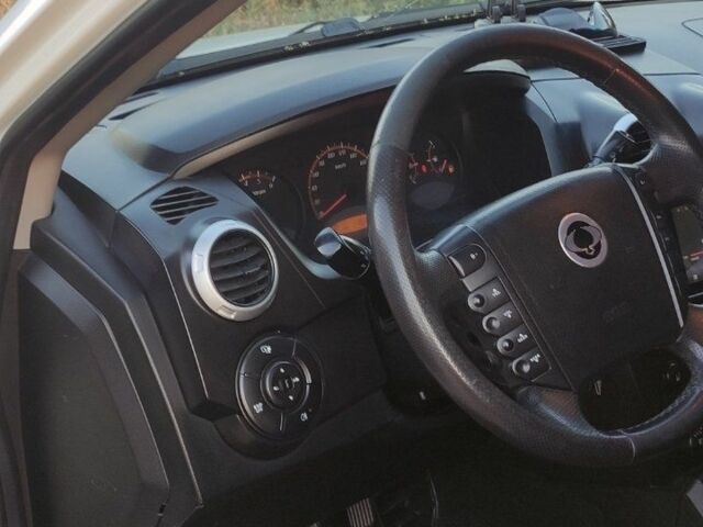 Белый Cанг Йонг Актион, объемом двигателя 2 л и пробегом 170 тыс. км за 6500 $, фото 5 на Automoto.ua