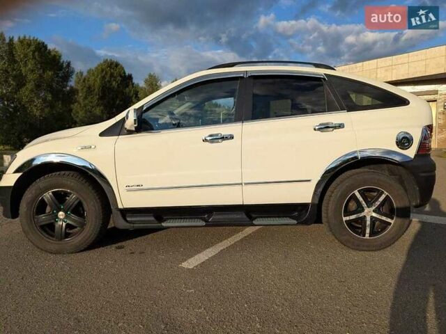 Белый Cанг Йонг Актион, объемом двигателя 2.3 л и пробегом 85 тыс. км за 8000 $, фото 7 на Automoto.ua