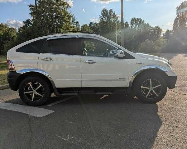 Белый Cанг Йонг Актион, объемом двигателя 2.3 л и пробегом 85 тыс. км за 8000 $, фото 9 на Automoto.ua