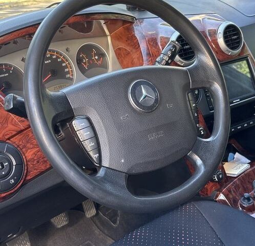 Черный Cанг Йонг Актион, объемом двигателя 2 л и пробегом 266 тыс. км за 7500 $, фото 5 на Automoto.ua