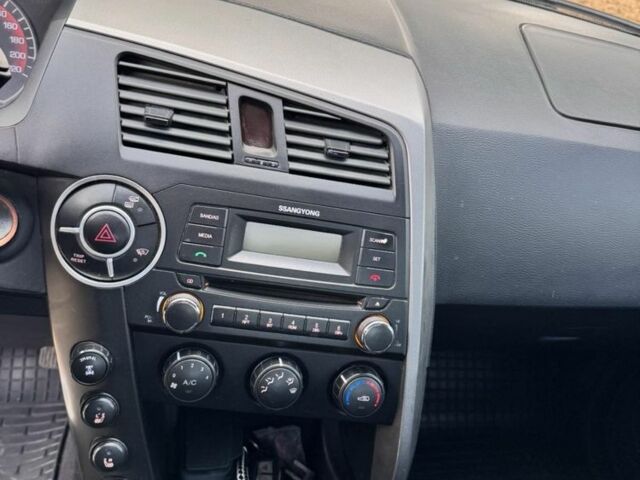 Черный Cанг Йонг Актион, объемом двигателя 2 л и пробегом 240 тыс. км за 8200 $, фото 5 на Automoto.ua